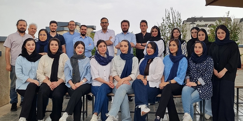 عکس گروهی همکاران پرشینسازه در فضای باز